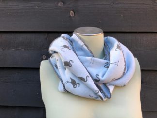 zelfgemaakte warme, fleece sjaal in de kleur licht blauw