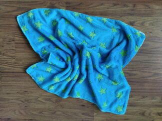 Babydekentje fleece blauw groene sterren, warm, handgemaakt en uniek