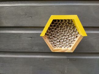 Bijenhotel, bijenhuisje, zeshoek, geel, hout, tuin
