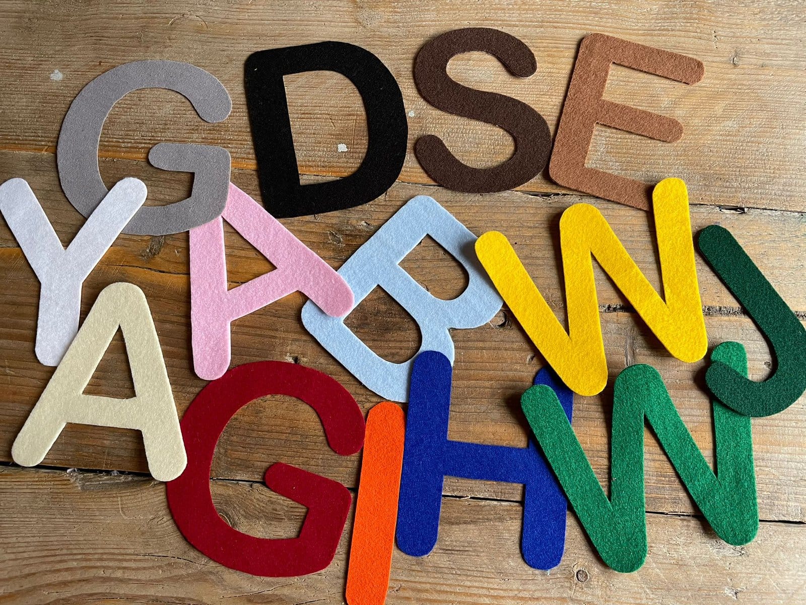 hoog of dwaas Vilten plakletters "Alfabet" | DIY | Diverse kleuren | Gemaakt Bij Ons