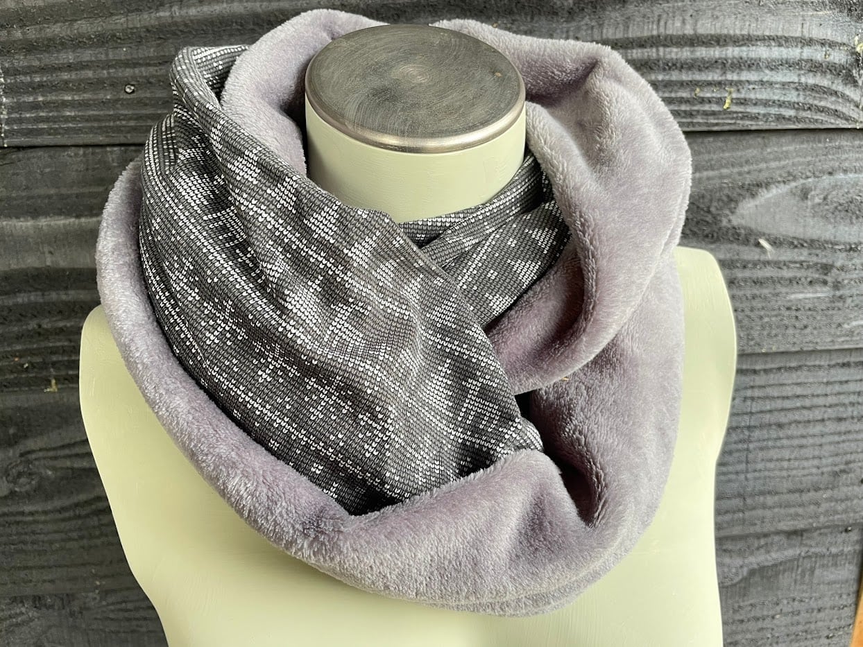 Kaap ontgrendelen Etna Col sjaal | wikkelsjaal | Warm fleece | Grijs met winterse print | Uniek